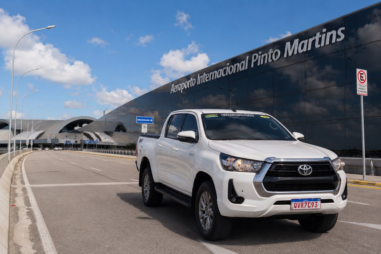 Veículo de transfer em frente ao Aeroporto Internacional Pinto Martins, em Fortaleza