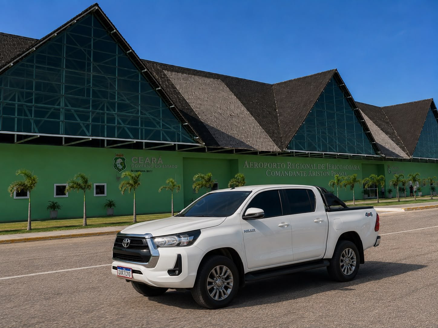 Veículo de transfer em frente ao Aeroporto Regional de Jericoacoara