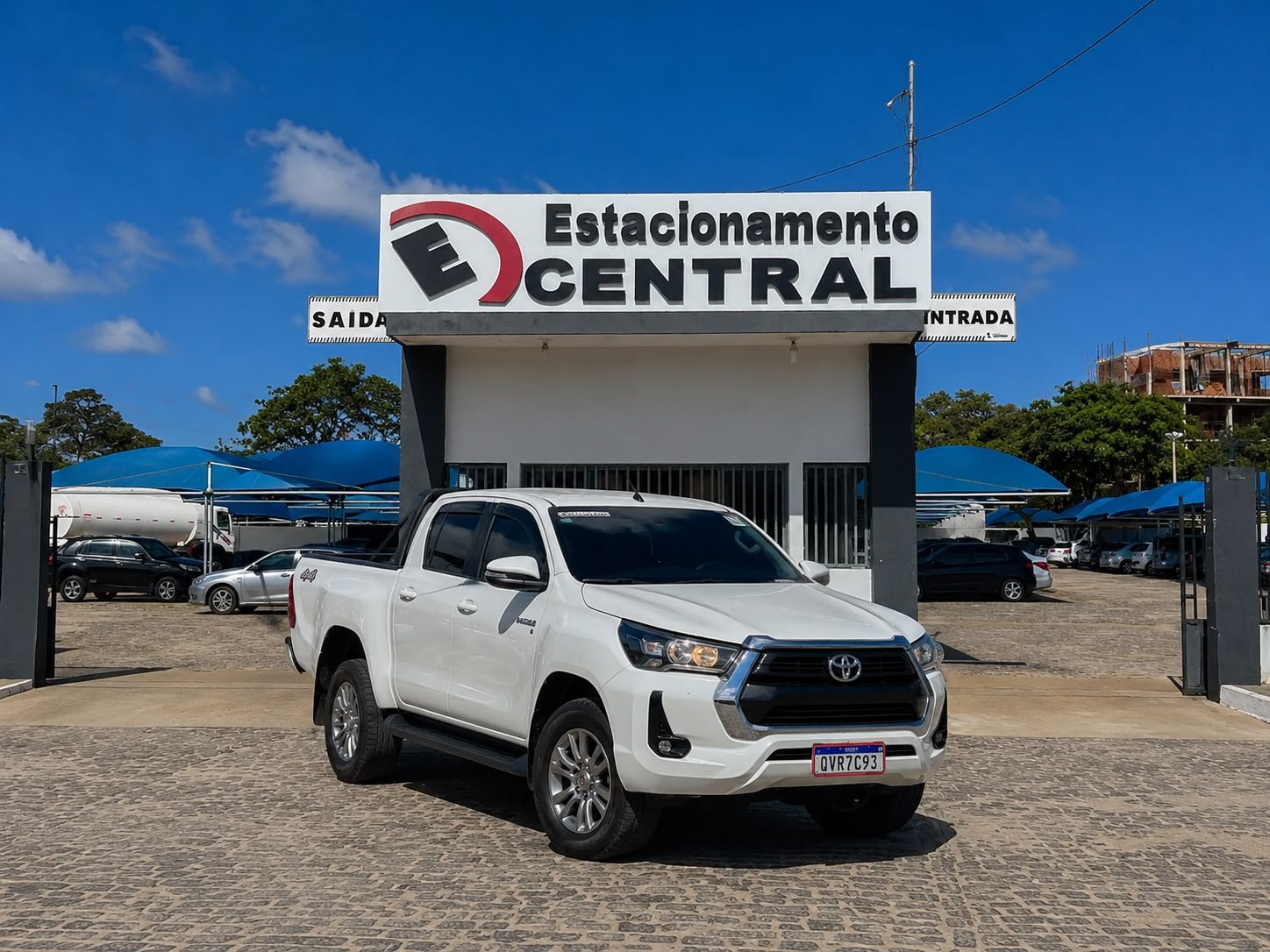Veículo de transfer em frente ao Estacionamento Central, em Jijoca